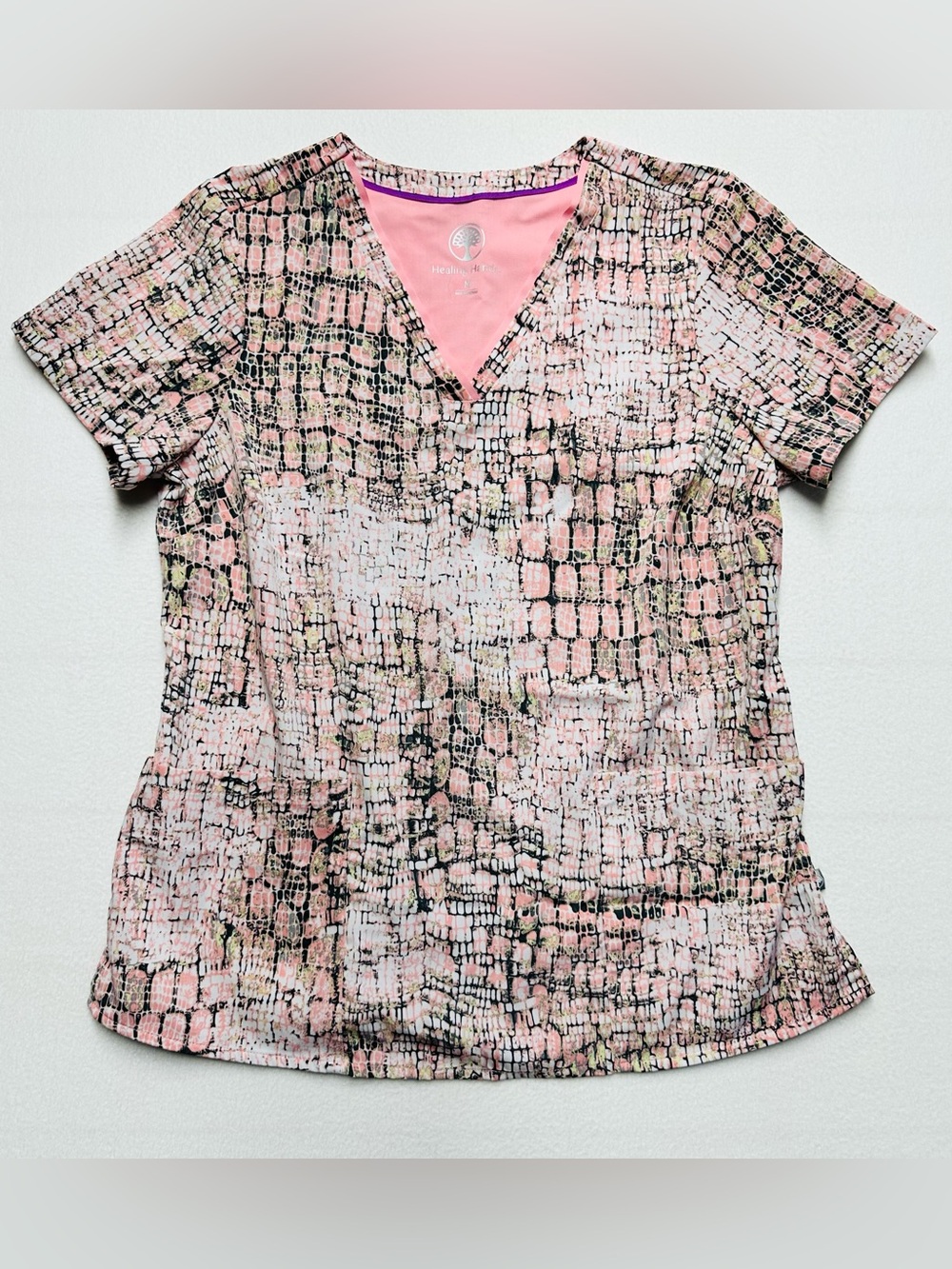 Healing Hands Purple Label Stretch Scrub Top M – Stretch Pink Reptile Print
